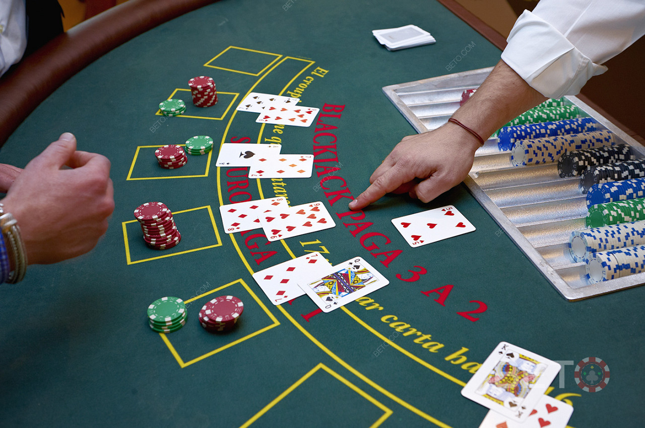Τα όρια και οι κανόνες στοιχηματισμού για το πότε στέκεται ο ντίλερ είναι τα ίδια στο live blackjack online.